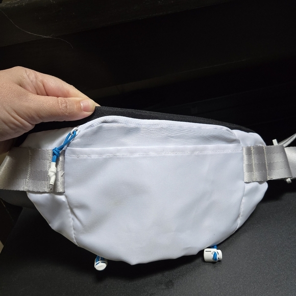 Hoka Fanny Pack Bag Black & White Waistpack Pockets Hiking Outdoor Running - Picture 4 of 6